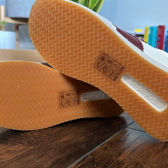 NEW WOMENS SOLUDOS SNEAKERS SIZE 8.5 - Picture 3 of 3